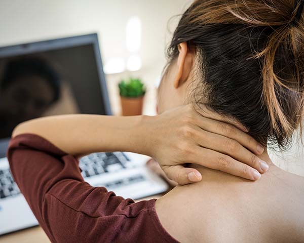Woman holding neck in pain - needs eft therapy for chronic pain and META-Health